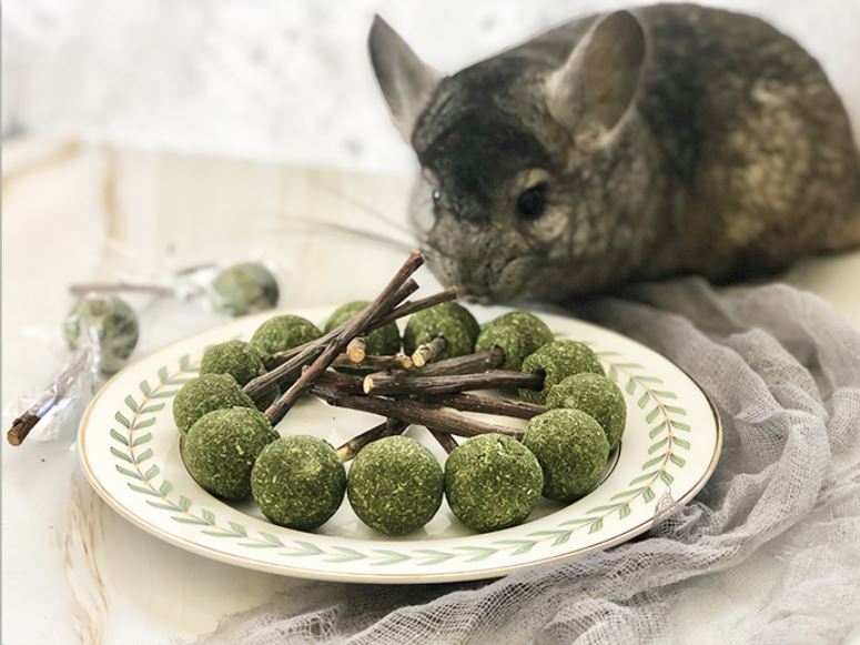 [Bundle of 5] Auskie Alfalfa Hay Apple Branch Lollipop Chew Treats Toy for Small Animals - Image 4